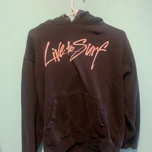 Black hoodie live to surf